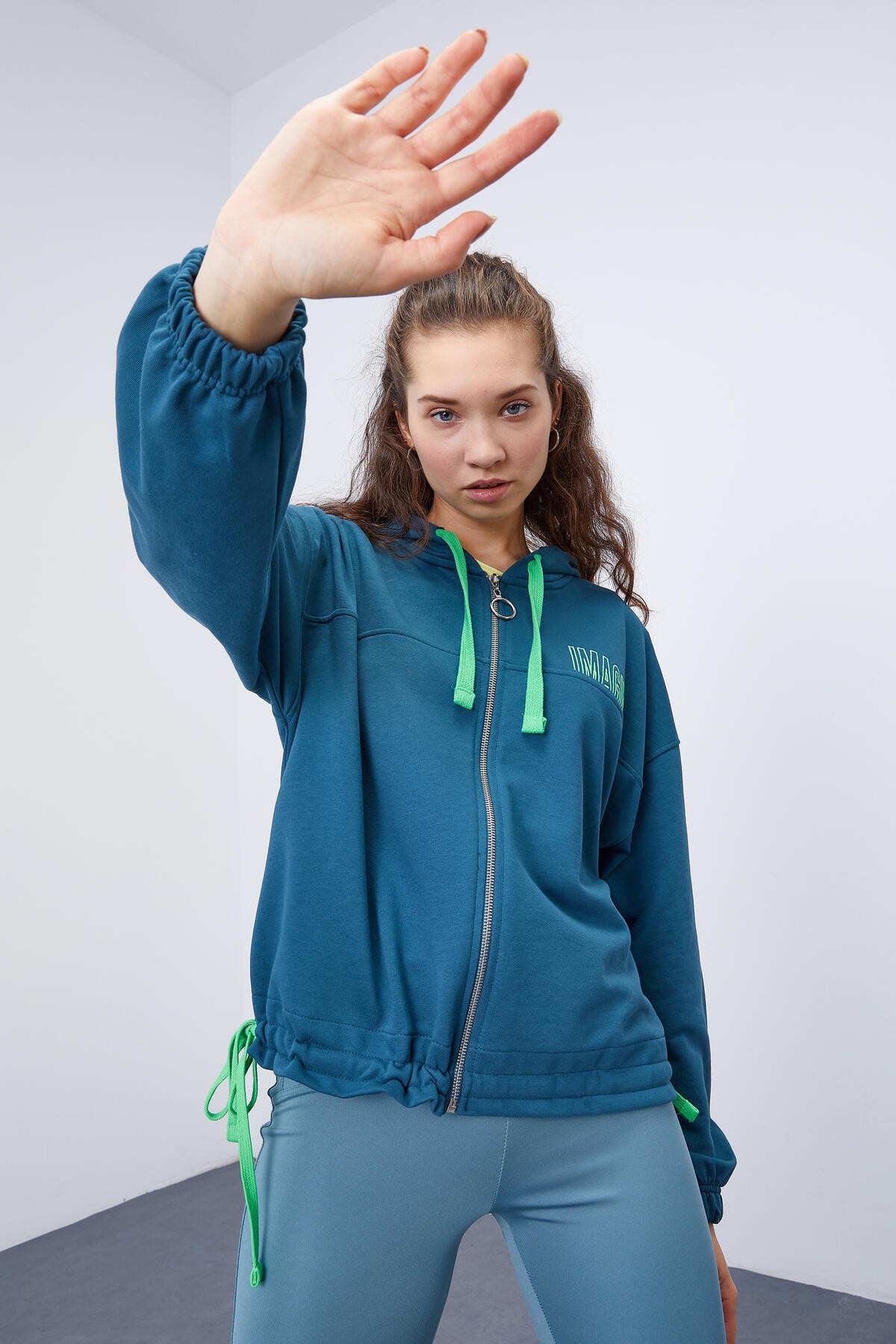 TommyLife - Zümrüt Kapüşonlu Renkli Bağcıklı Fermuarlı Kadın Oversize Sweatshirt - 97176